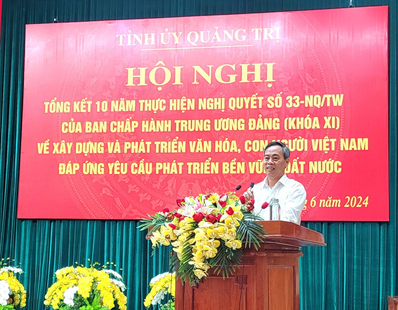 Ph&aacute;t biểu chỉ đạo tại hội nghị, Ph&oacute; B&iacute; thư Thường trực Tỉnh ủy Nguyễn Đăng Quang đ&aacute;nh gi&aacute; cao sự nỗ lực của c&aacute;c cấp ủy đảng, ch&iacute;nh quyền, Mặt trận Tổ quốc, đo&agrave;n thể ch&iacute;nh trị - x&atilde; hội trong việc thực hiện Nghị quyết. Đồng ch&iacute; nhấn mạnh rằng văn h&oacute;a c&oacute; vị tr&iacute; rất quan trọng trong lịch sử qu&ecirc; hương Quảng Trị. L&agrave; một miền qu&ecirc; bị chiến tranh t&agrave;n v&agrave; nay vẫn c&ograve;n kh&oacute; khăn, nhưng ch&iacute;nh văn h&oacute;a đ&atilde; g&oacute;p phần ổn định đời sống, nu&ocirc;i dưỡng gi&aacute; trị con người. Đồng ch&iacute; cũng đề nghị c&aacute;c cấp, c&aacute;c ng&agrave;nh đẩy mạnh hơn nữa việc x&acirc;y dựng v&agrave; ph&aacute;t huy c&aacute;c thiết chế văn h&oacute;a. Đặc biệt sắp tới đ&acirc;y tỉnh nh&agrave; tổ chức lễ hội V&igrave; h&ograve;a b&igrave;nh, đ&oacute; sẽ l&agrave; cơ hội để quảng b&aacute; văn h&oacute;a, con người Quảng Trị đến bạn b&egrave; khắp nơi. 